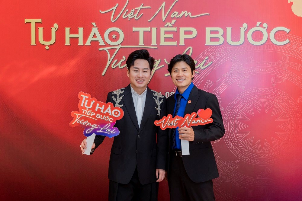 Tùng Dương lại gây sốt với MV thấm đẫm tình yêu đất nước “Việt Nam - Tự hào tiếp bước tương lai”  - ảnh 1