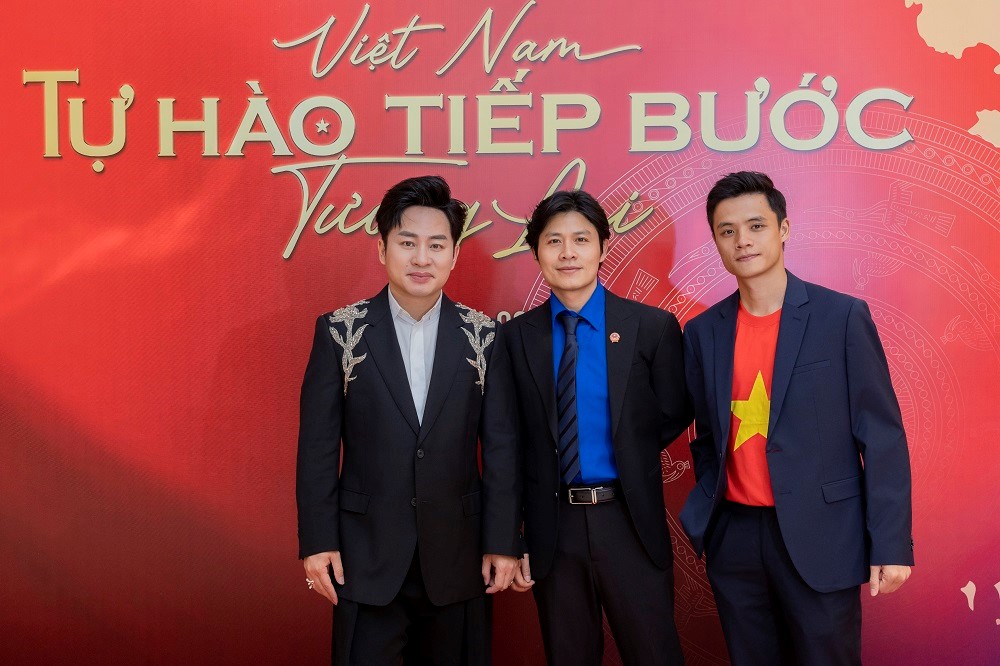 Tùng Dương lại gây sốt với MV thấm đẫm tình yêu đất nước “Việt Nam - Tự hào tiếp bước tương lai”  - ảnh 4