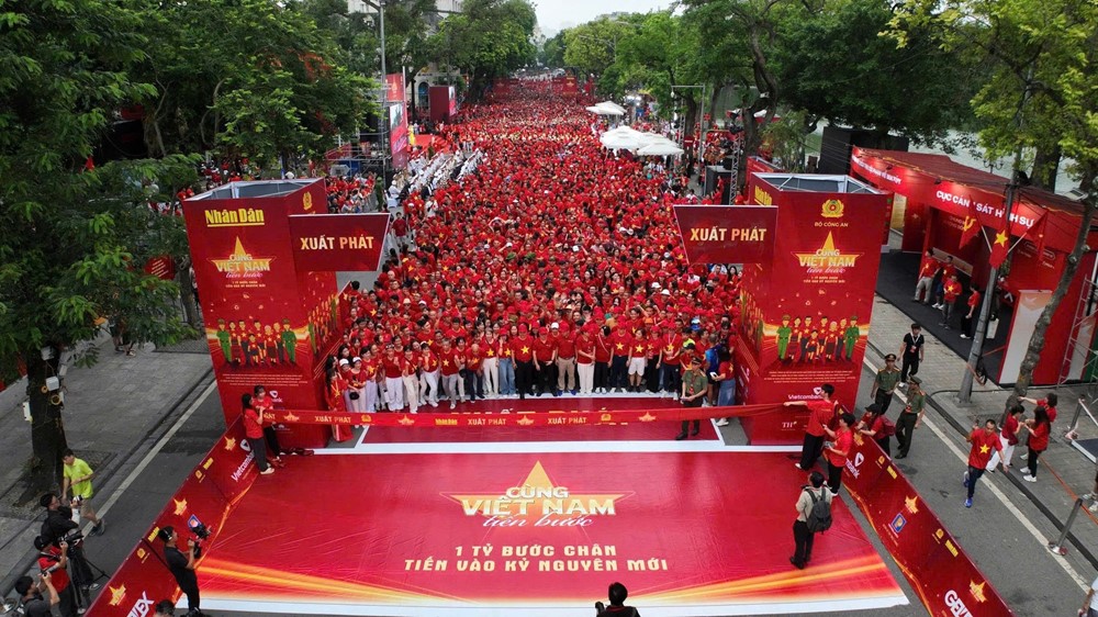 Hơn 1 triệu người mặc áo cờ đỏ sao vàng đồng thanh hát Quốc ca  - ảnh 2