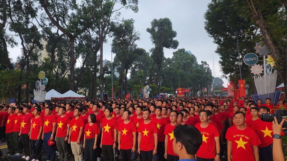 Hơn 1 triệu người mặc áo cờ đỏ sao vàng đồng thanh hát Quốc ca  - ảnh 1
