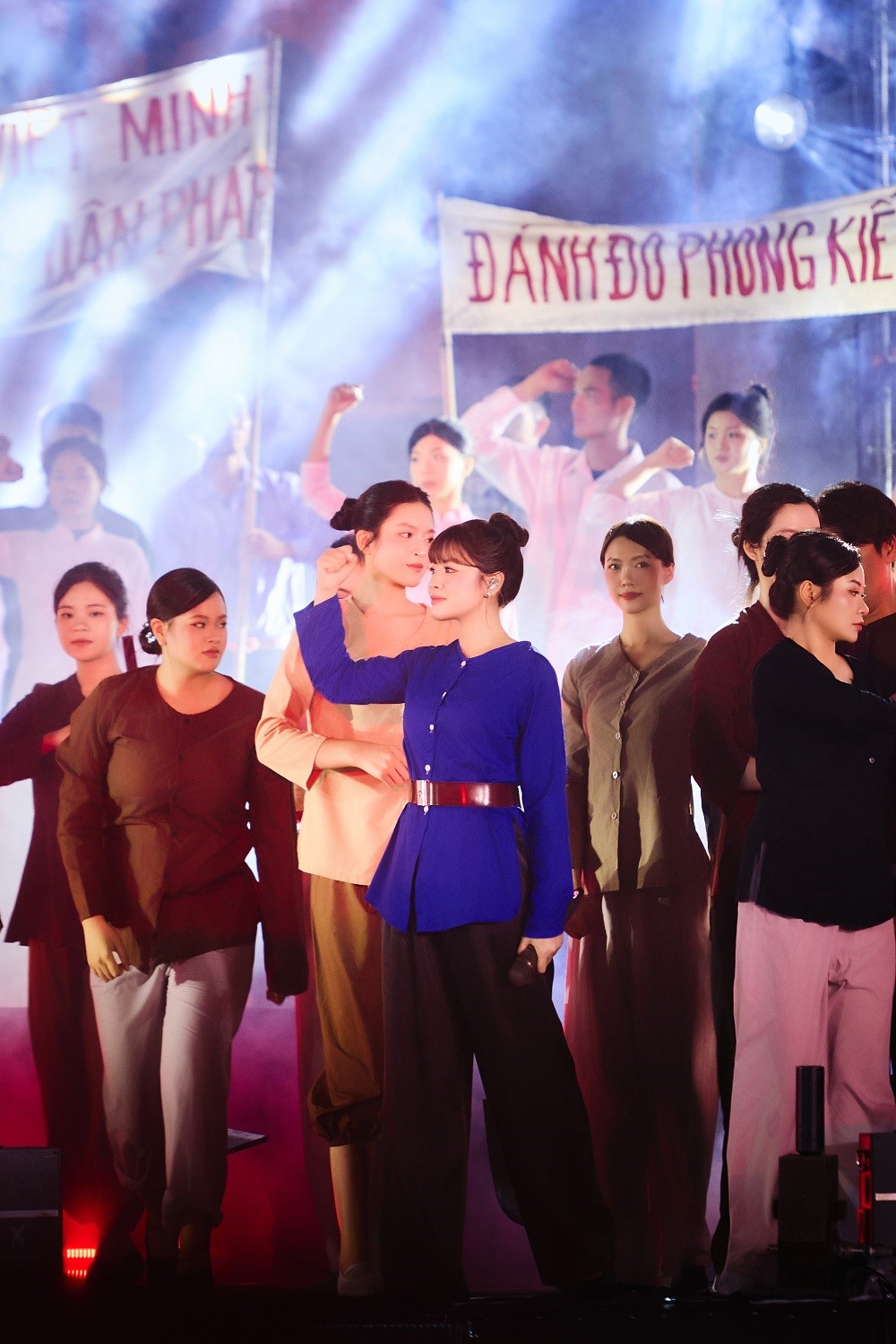 Sao mai Nguyễn Thu Hằng hãnh diện được hát Quốc ca ở Quảng trường Cách mạng tháng Tám - ảnh 3