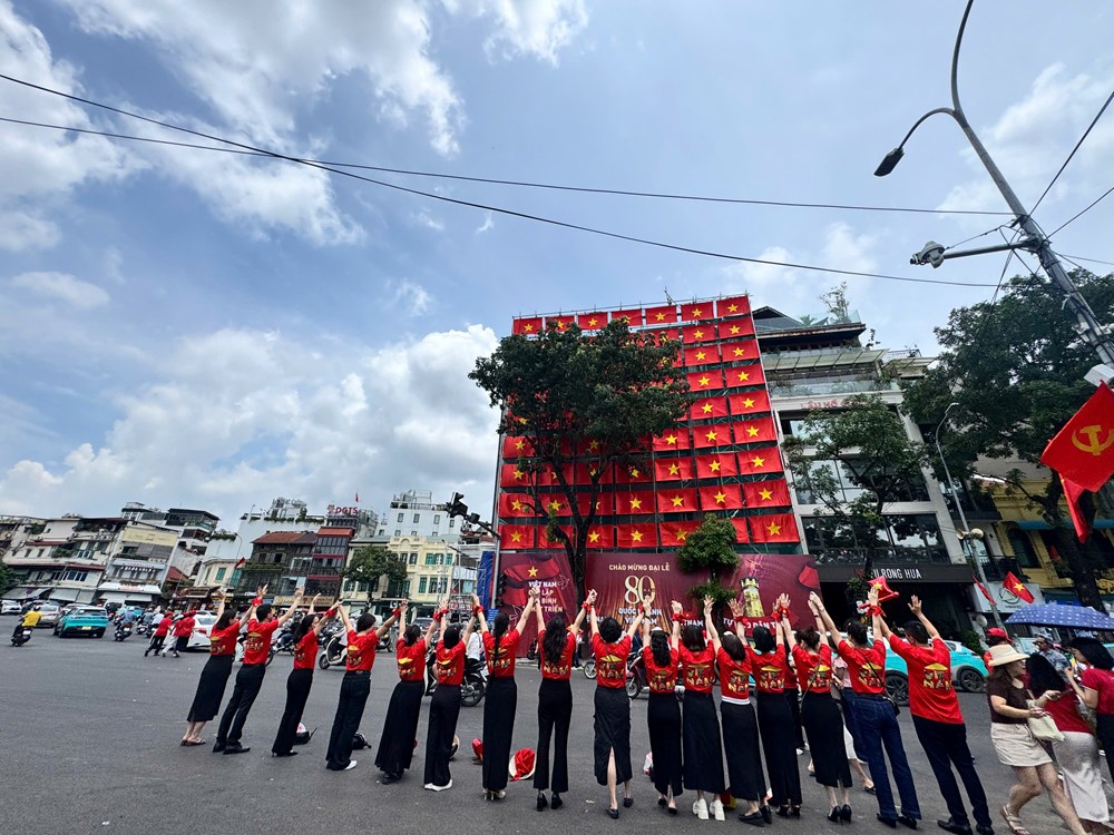 Người dân muôn phương nô nức đổ về Hà Nội chụp ảnh check- in chào mừng 80 năm Quốc khánh - ảnh 2