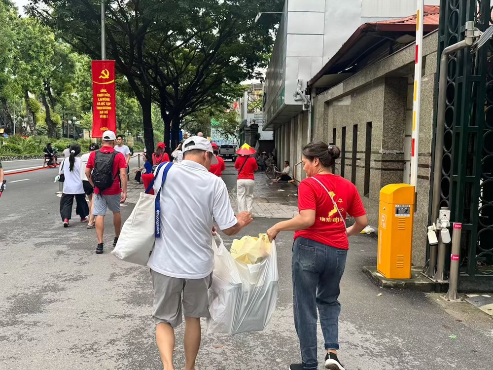 Thời tiết đẹp, người dân hào hứng đổ về xem sơ duyệt diễu binh, diễu hành  - ảnh 7