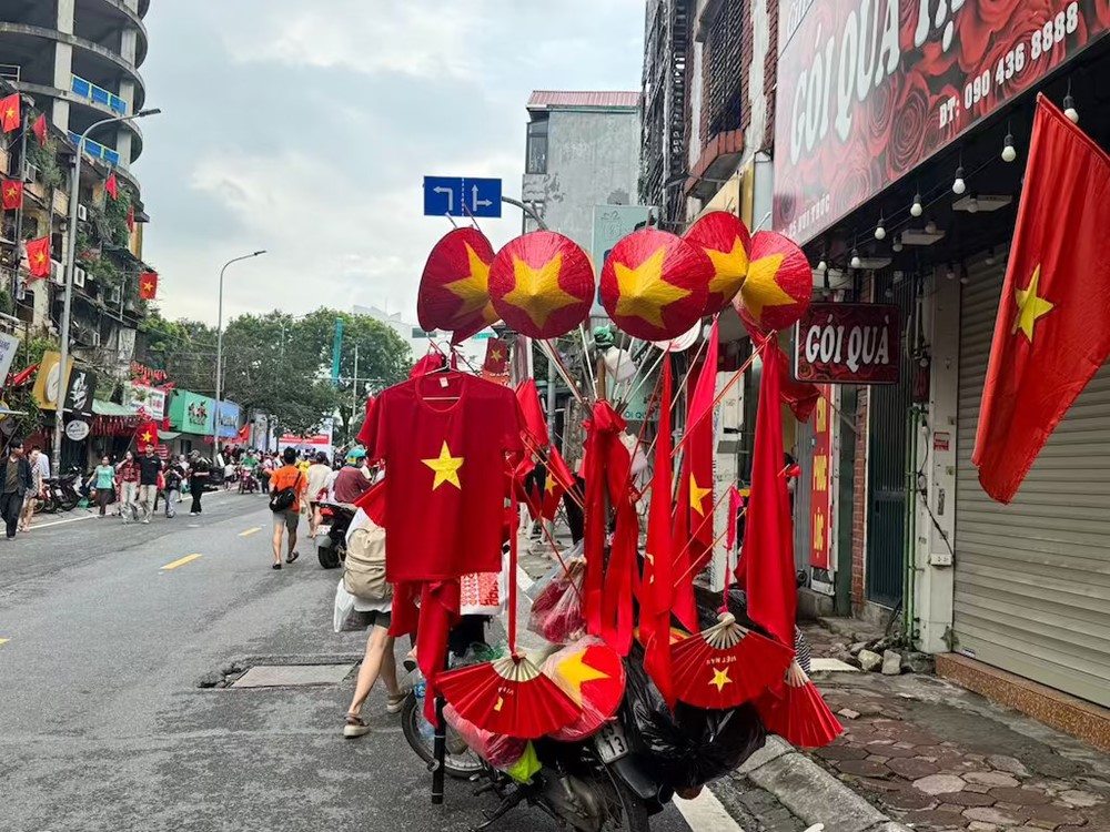 Thời tiết đẹp, người dân hào hứng đổ về xem sơ duyệt diễu binh, diễu hành  - ảnh 4