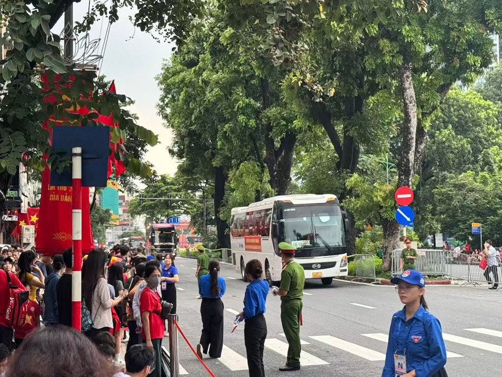 Thời tiết đẹp, người dân hào hứng đổ về xem sơ duyệt diễu binh, diễu hành  - ảnh 2