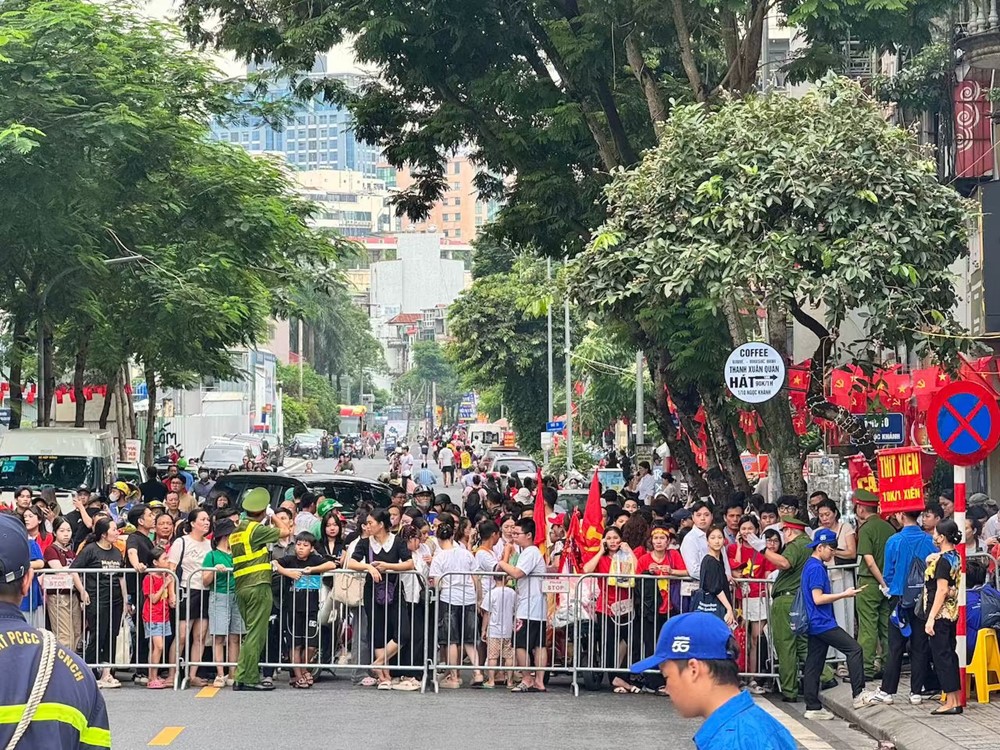 Thời tiết đẹp, người dân hào hứng đổ về xem sơ duyệt diễu binh, diễu hành  - ảnh 6