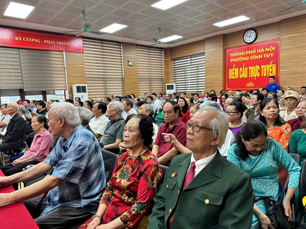 Chủ tịch Ủy ban MTTQ Việt Nam TP Hà Nội Nguyễn Lan Hương dự Lễ trao Huy hiệu Đảng phường Vĩnh Tuy - ảnh 4