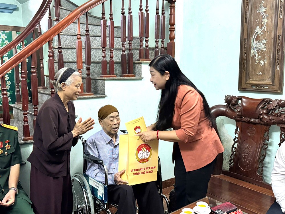 Chủ tịch Ủy ban MTTQ Việt Nam TP Hà Nội Nguyễn Lan Hương dự Lễ trao Huy hiệu Đảng phường Vĩnh Tuy - ảnh 5