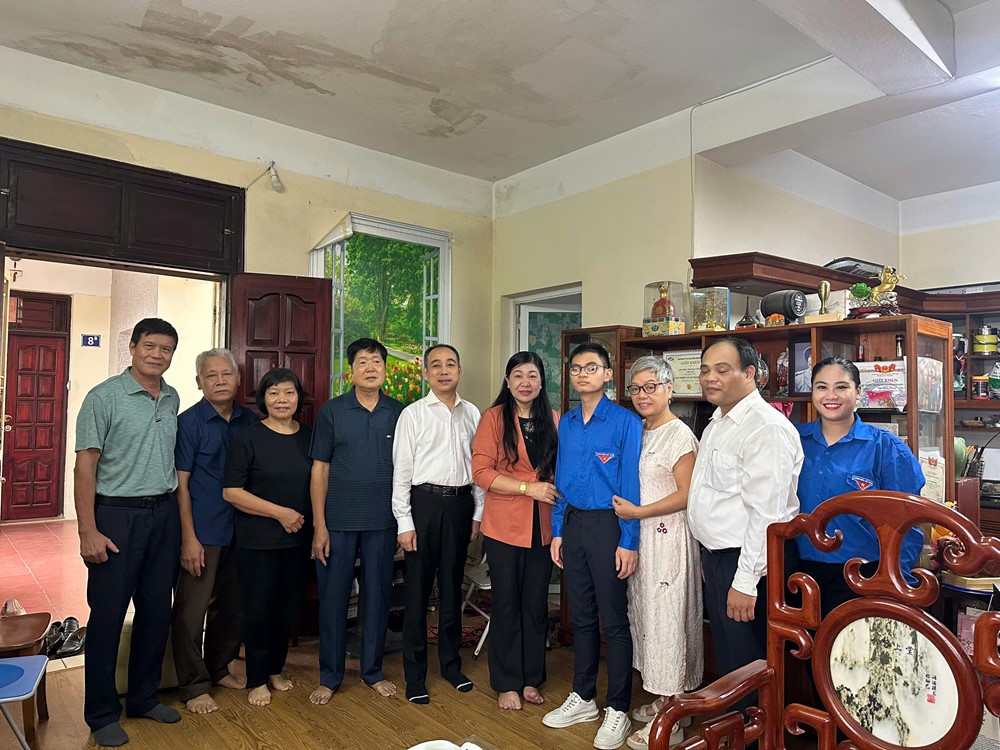 Chủ tịch Ủy ban MTTQ Việt Nam TP Hà Nội Nguyễn Lan Hương dự Lễ trao Huy hiệu Đảng phường Vĩnh Tuy - ảnh 8