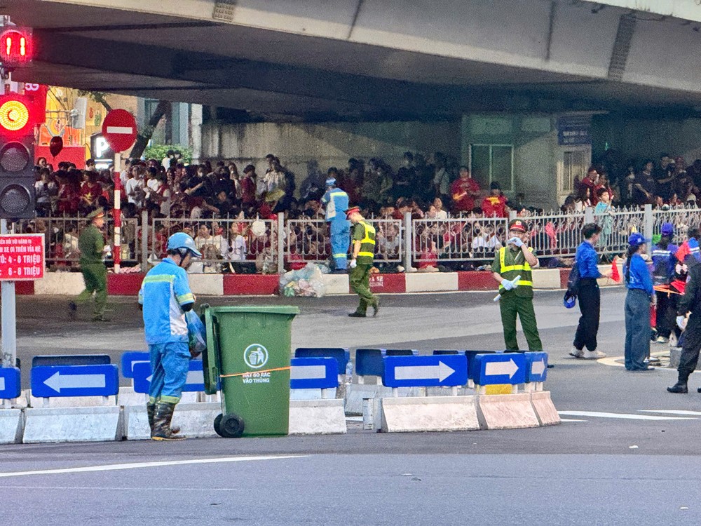 Đường phố sạch bóng rác sau đêm sơ duyệt diễu binh, diễu hành kỷ niệm 80 năm Cách mạng tháng Tám  - ảnh 3
