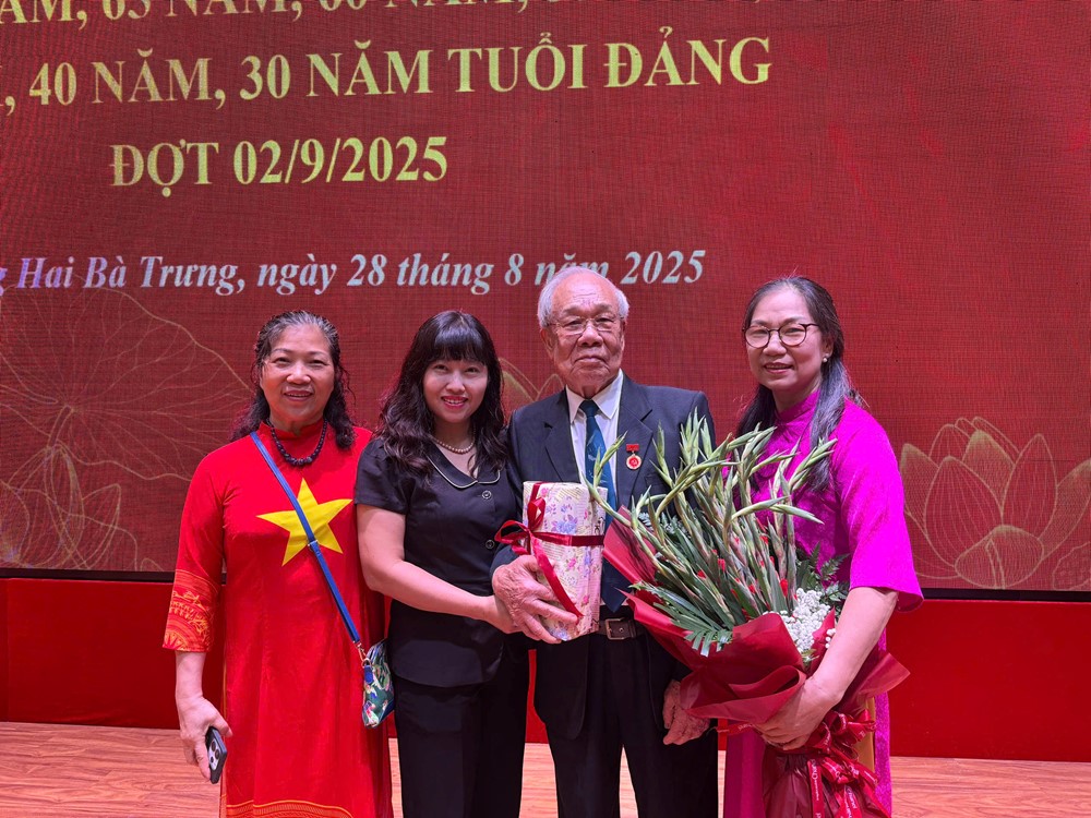 124 đảng viên Phường Hai Bà Trưng được trao tặng Huy hiệu Đảng  - ảnh 4