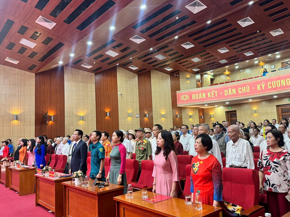 124 đảng viên Phường Hai Bà Trưng được trao tặng Huy hiệu Đảng  - ảnh 1