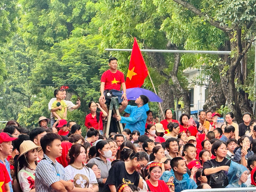 Người dân giơ cao tranh Bác Hồ khi đoàn diễu binh, diễu hành đi qua - ảnh 6