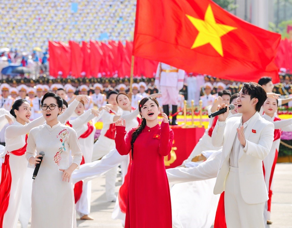 Sao mai Nguyễn Thu Hằng kể tim đập bồi hồi, khóe mắt rưng rưng khi hát ở Lễ kỷ niệm 80 năm Quốc khánh 2/9  - ảnh 2
