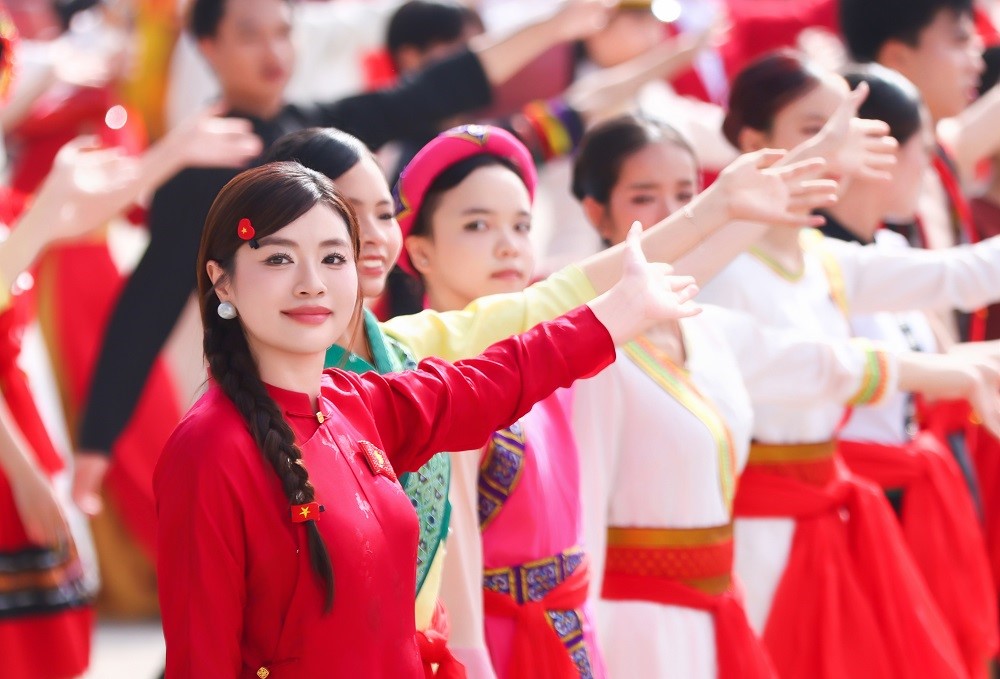 Sao mai Nguyễn Thu Hằng kể tim đập bồi hồi, khóe mắt rưng rưng khi hát ở Lễ kỷ niệm 80 năm Quốc khánh 2/9  - ảnh 3
