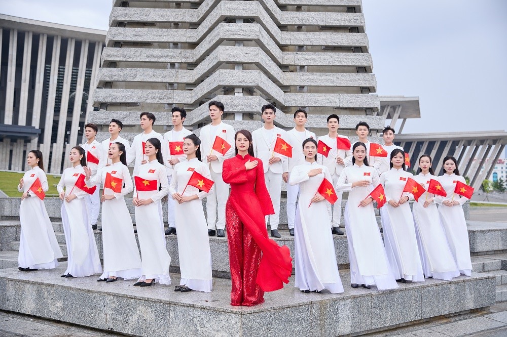 Những hình ảnh diễu binh mãn nhãn trong MV “Chung nhịp tự hào” của Huyền Anh Yoko - ảnh 1