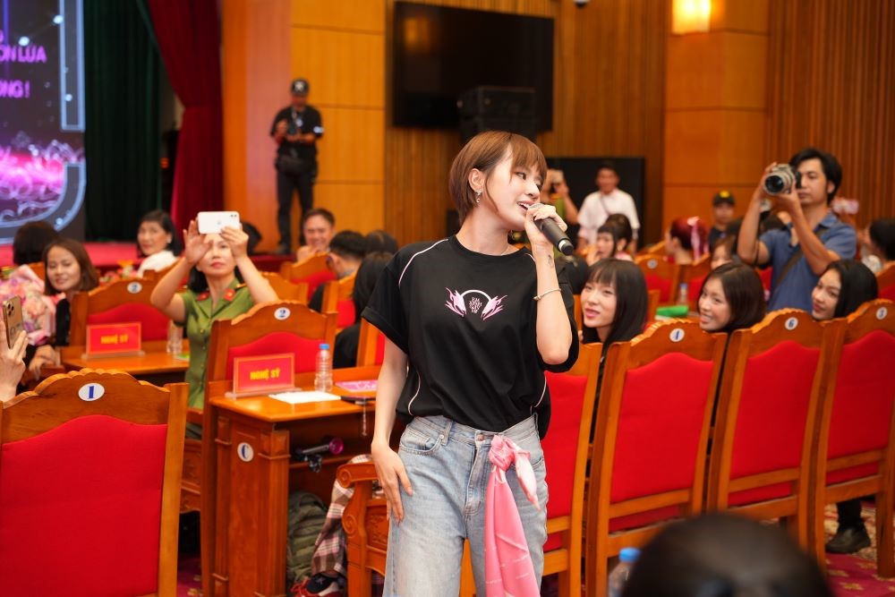 Vũ Trụ “Say Hi” trao tặng 1 tỷ đồng, đồng hành Hội PN Bộ Công An hỗ trợ khắc phục thiệt hại bão lũ - ảnh 7