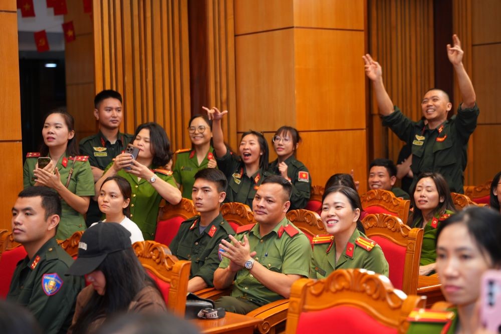 Vũ Trụ “Say Hi” trao tặng 1 tỷ đồng, đồng hành Hội PN Bộ Công An hỗ trợ khắc phục thiệt hại bão lũ - ảnh 8