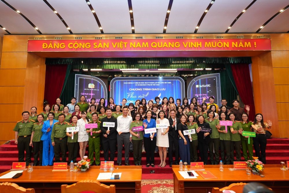Vũ Trụ “Say Hi” trao tặng 1 tỷ đồng, đồng hành Hội PN Bộ Công An hỗ trợ khắc phục thiệt hại bão lũ - ảnh 10