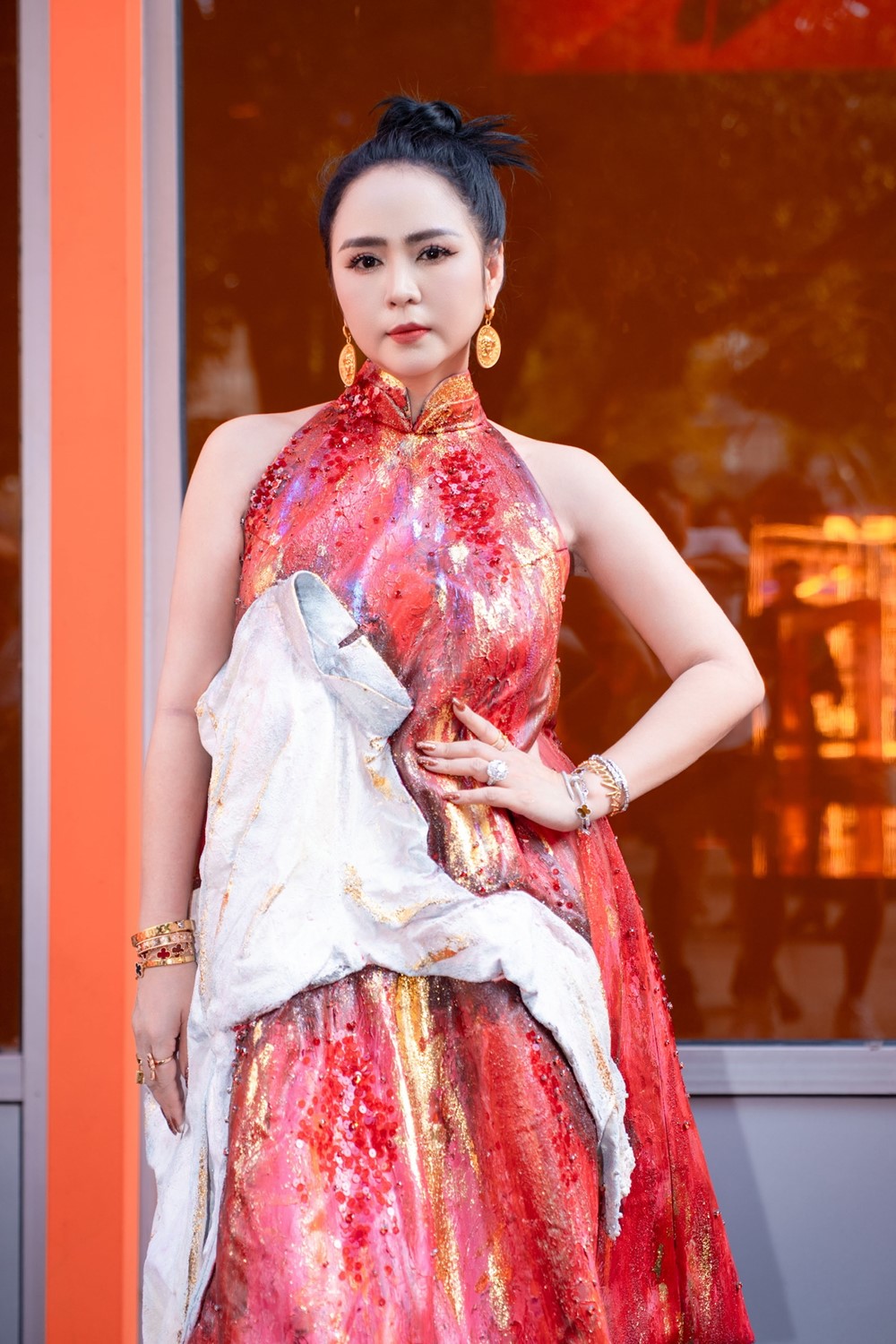 Hoàng Thuỳ, Lê Hoàng Phương thu hút truyền thông quốc tế trong thiết kế của Thanh Hương Bùi - ảnh 5