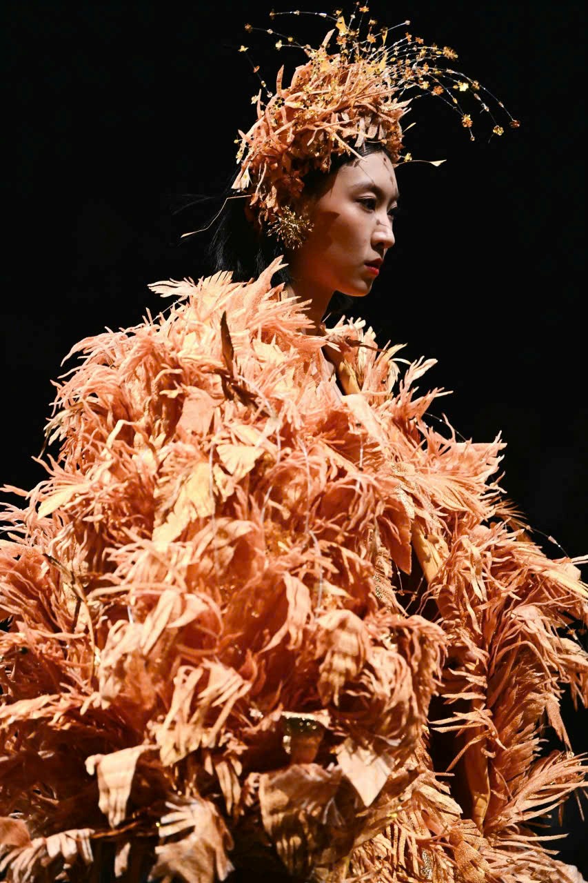 Mãn nhãn ngắm bộ sưu tập đậm văn hóa Việt của NTK Thanh Hương Bùi tại Shanghai Fashion Week SS26 - ảnh 14