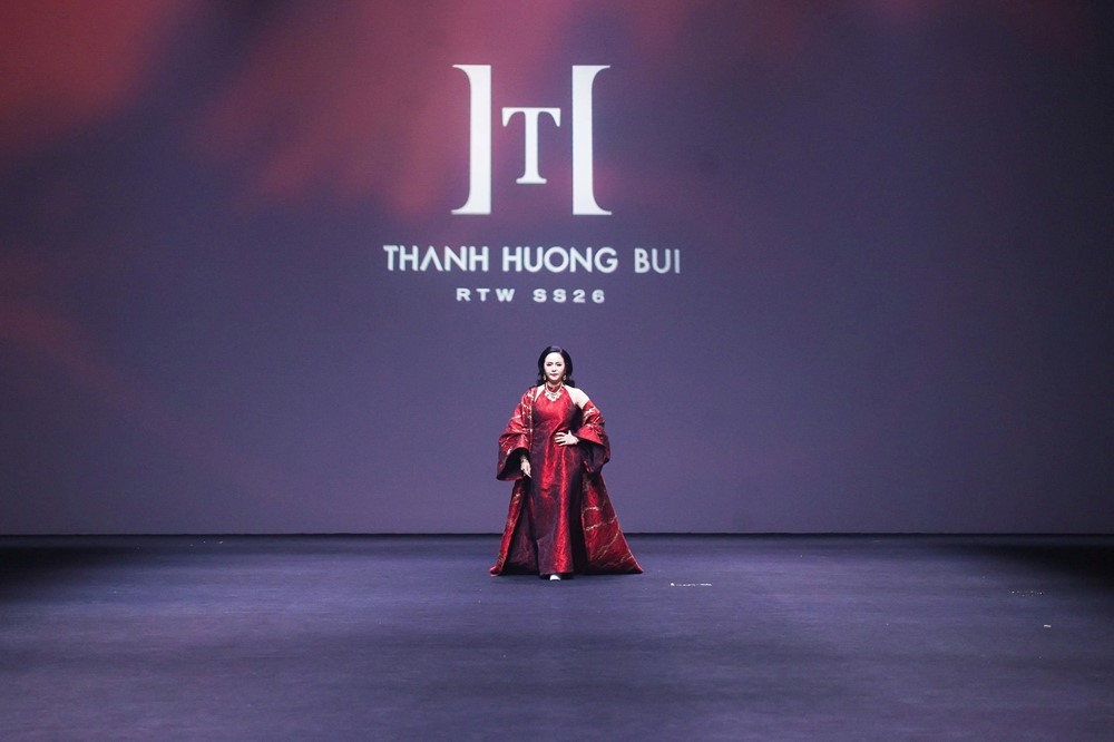 Mãn nhãn ngắm bộ sưu tập đậm văn hóa Việt của NTK Thanh Hương Bùi tại Shanghai Fashion Week SS26 - ảnh 11
