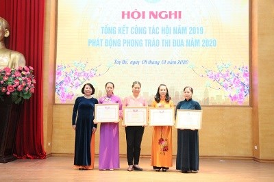 -	Đại diện Hội LHPN thành phố Hà Nội trao Bằng khen của Hội cho các tập thể có thành tích xuất sắc trong thực hiện phong trào thi đua năm 2019