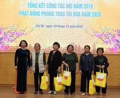 -	Đại diện Hội LHPN TP Hà Nội tặng quà Tết 5 hội viên phụ nữ có hoàn cảnh khó khăn trên địa bàn quận Tây Hồ
