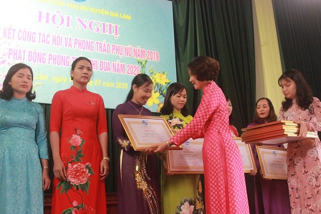 Bà Lê Kim Anh – Chủ tịch Hội LHPN TP Hà Nội trao bằng khen cho các tập thể, cá nhân đạt thành tích xuất sắc trong công tác Hội Phụ nữ năm 2020