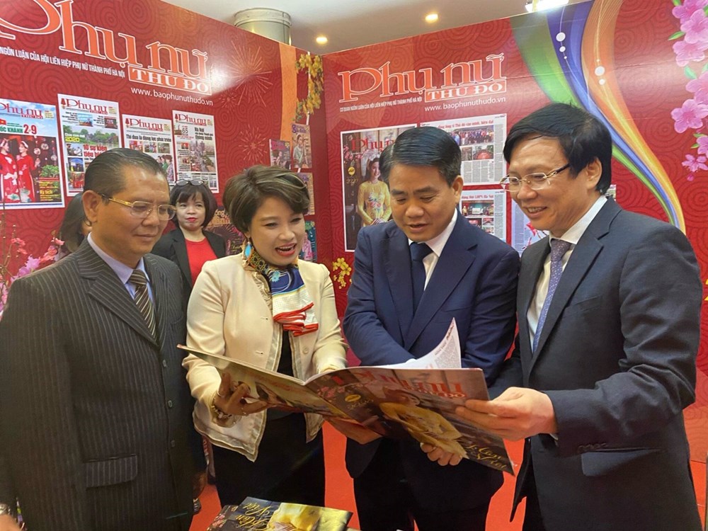 Chủ tịch UBND TP Nguyễn Đức Chung, PCT Thường trực Hội Nhà báo VNHồ Quang Lợi thăm gian hàng và ấn phẩm báo xuân của báo PNTĐ