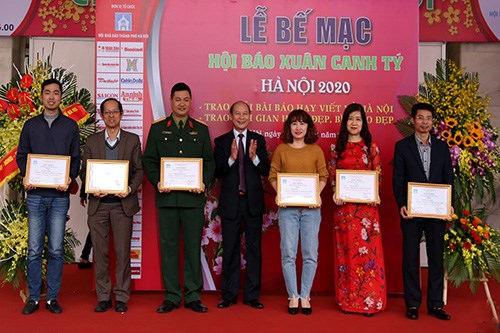 Đại diện Báo Phụ nữ Thủ đô (thứ 3, bên phải) nhận giải B 