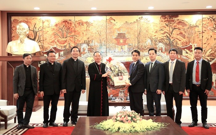 Tổng Giám mục Giuse Vũ Văn Thiên tặng quà đại diện lãnh đạo thành phố