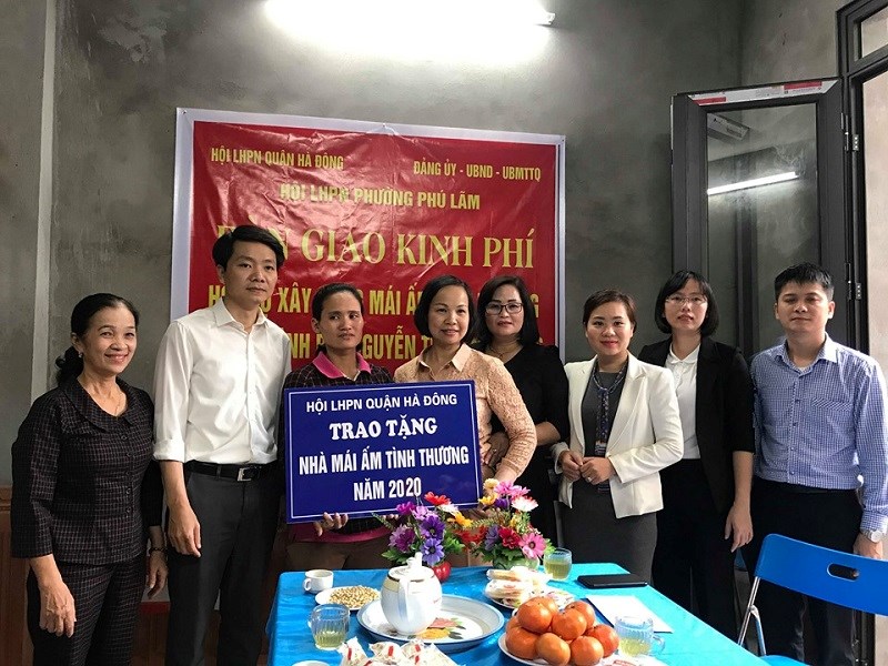 Bà Lại Hà Phương - Chủ tịch Hội LHPN Quận Hà Đông trao tặng 