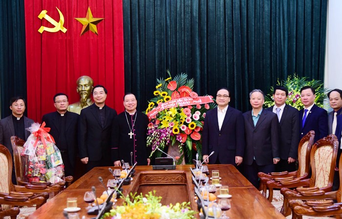 Tổng Giám mục Giuse Vũ Văn Thiên tặng hoa đại diện Đảng bộ thành phố