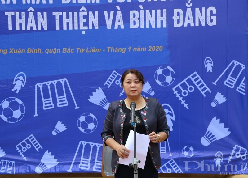 Bà Nguyễn Thị Thu Thủy chia sẻ tại lễ khánh thành sân chơi an toàn cho trẻ em