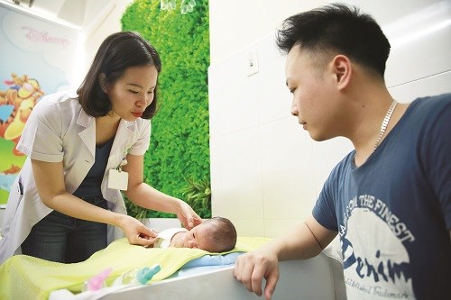 Bác sĩ Nguyễn Phương Trà trò chuyện, vui cùng hạnh phúc khi được đón chào thành viên mới của các gia đình
