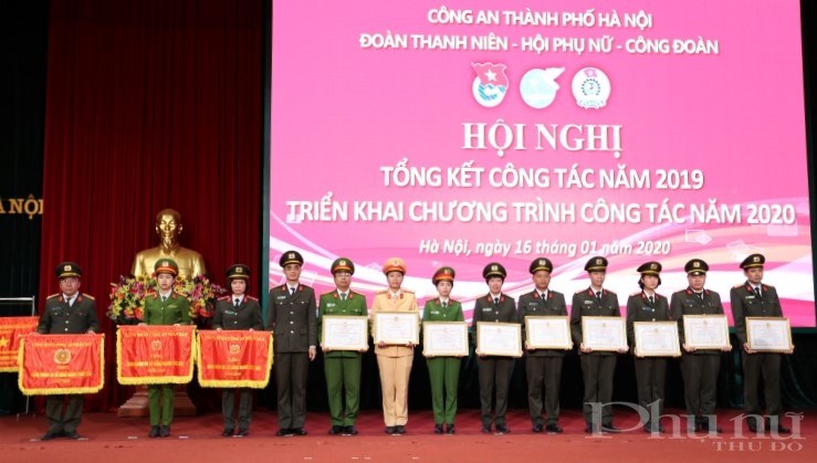 Ban Tổ chức tiến hành công tác khen thưởng: Trao Cờ thi đua, Bằng khen của tổ chức đoàn thể các cấp Trung ương, Bộ Công an, thành phố Hà Nội, CATP cho các tập thể, cá nhân xuất sắc trong công tác năm 2019.