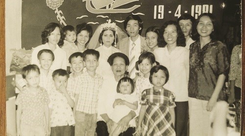Cụ bà Vũ Thị Xuân cùng các con cháu của mình.
