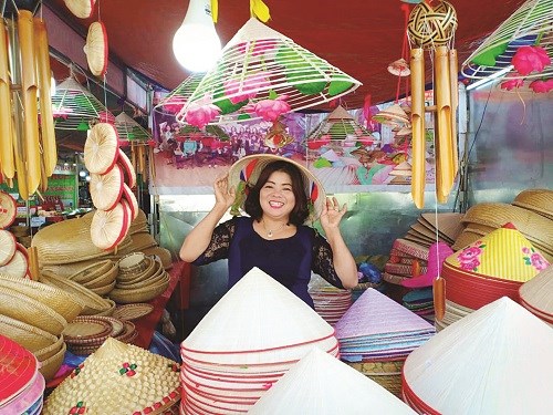 Các sản phẩm nón lá của chị Tạ Thu Hương được nhiều khách hàng ưa chuộng