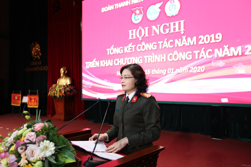 Thượng tá Vũ Thị Kim Yến báo cáo tổng kết công tác của Đoàn thanh niên, Hội phụ nữ, Công đoàn Công an TP năm 2019 tại hội nghị
