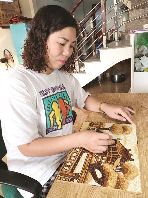 Chị Nguyễn Thị Vân say mê sáng tạo tranh gạo để quảng bá văn hóa Việt ra thế giới