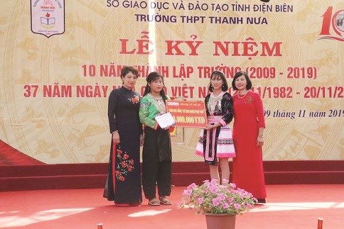 Bà Lê Quỳnh Trang - Tổng Biên tập báo PNTĐ (đầu tiên bên trái) trao học bổng cho nữ sinh nghèo vượt khó ở trường THPT Thanh Nưa (Điện Biên)