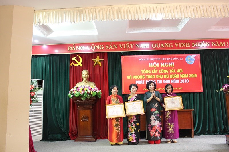 Đồng chí Lê Thị Thiên Hương - Phó Chủ tịch Hội LHPN Hà Nội trao bằng khen của Trung ương Hội LHPN Việt Nam cho các tập thể đạt thành tích xuất sắc năm 2019