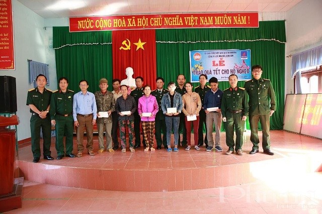 Đại diện Hội Cựu chiến binh BSR trao quà tết tại xã Bình Khương
