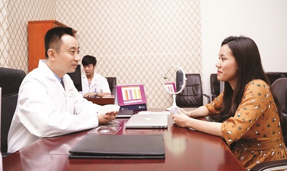 ThS.BS Nguyễn Đình Minh, khám, tư vấn bệnh nhân