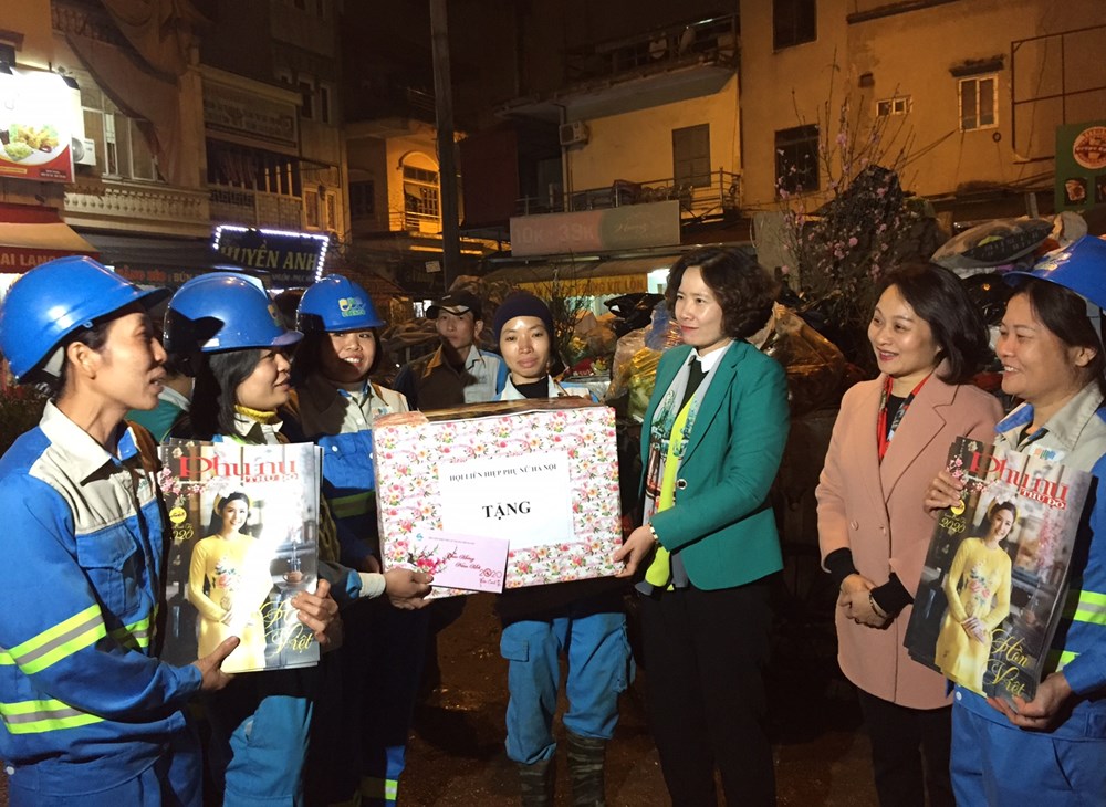 Các đồng chí lãnh đạo Hội LHPN Hà Nội chia sẻ, động viên, tặng quà Tết chị em công nhân Tổ 1 chi nhánh Môi trường đô thị Quận Đống Đa.