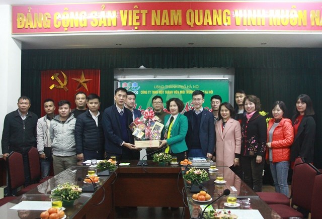 Chủ tịch Hội LHPN Hà Nội Lê Kim Anh tặng quà, chúc Tết cán bộ, nhân viên công ty Môi trường đô thị Hà Nội