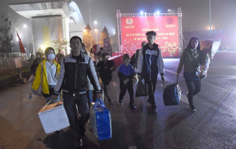 Từ 5 giờ sáng, nhiều gia đình công nhân phấn khởi ra điểm tập kết, lên xe về quê đón Tết