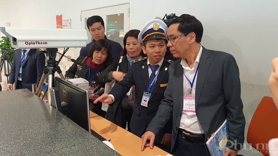 Bộ Y tế kiểm tra công tác phòng chống dịch bệnh viêm đường hô hấp cấp tại cửa khẩu quốc tế sân bay Nội Bài.
