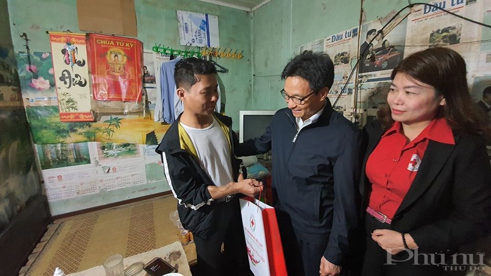 Phó Thủ tướng Vũ Đức Đam tặng quà cho người bệnh đang sống tại xóm chạy thận Bạch Mai